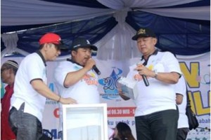 Dirut PDAM, Deni Erlanda bersama Wabub Kuningan, H Acaep Purnama saat mengundi dan mengumumkan pemenang door price jalan santai PDAM Kuningan.